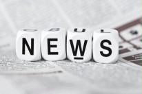 Vier Würfel mit Buchstaben NEWS.